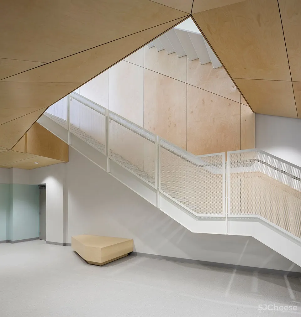 Metis Beach中学,魁北克 / PROULXSAVARD + CCM2