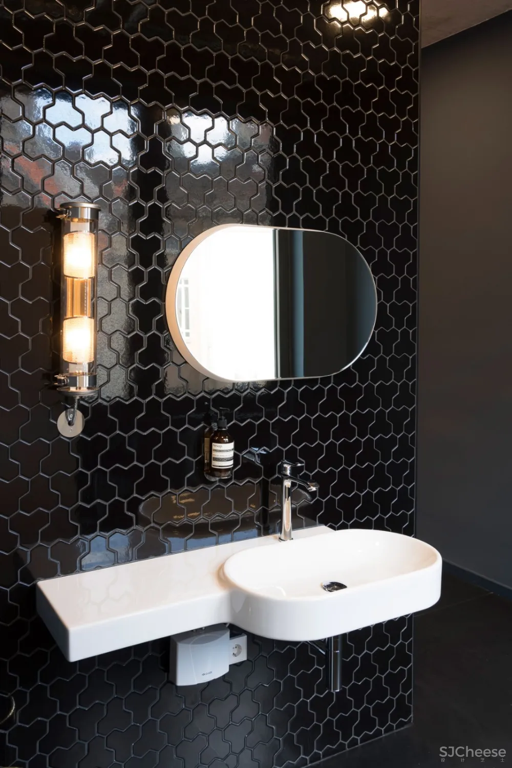 首发 | Berghain designers Studio Karhard:都市概念酷吧牙科诊所