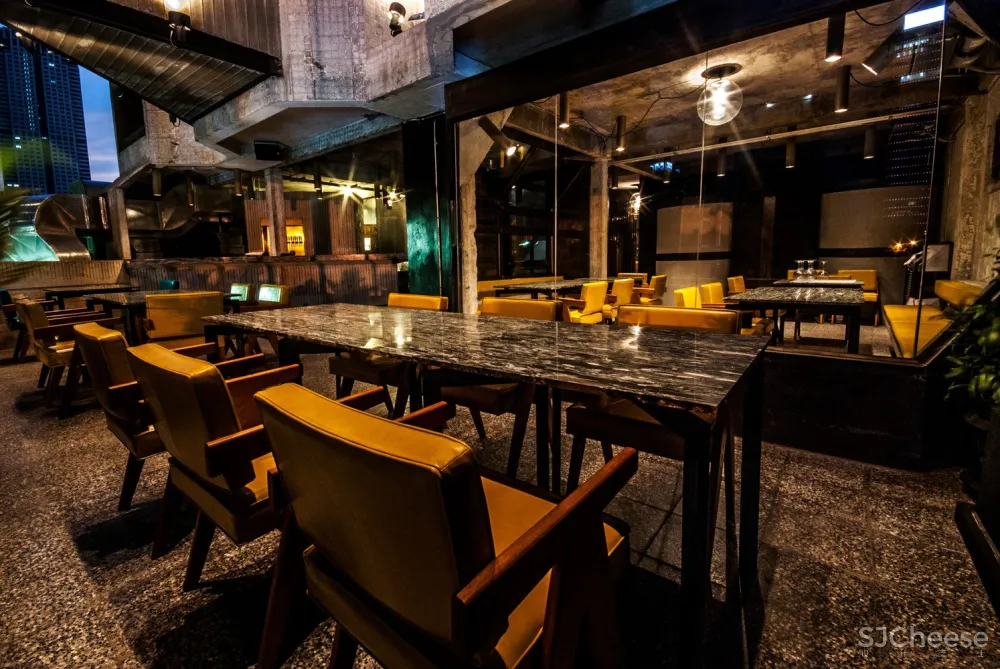 “过时的”混凝土泰国餐厅 / Lump