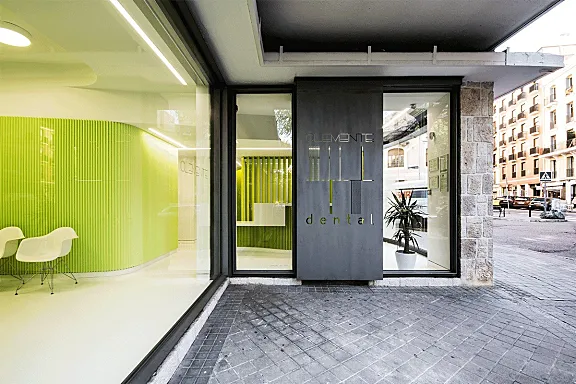 首发 | LANDÍNEZ+REY：马德里明亮绿色牙科诊所