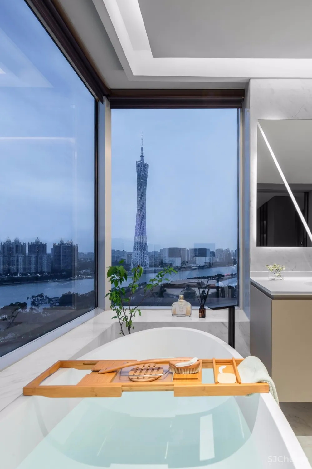 新作| 广州 500m² 大平层无敌江景奢宅，对望广州塔，超大空中泳池！