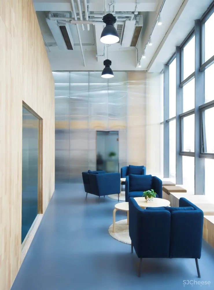 彩色盒子办公空间 / hyperSity