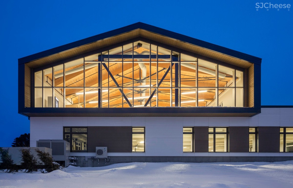 Metis Beach中学,魁北克 / PROULXSAVARD + CCM2