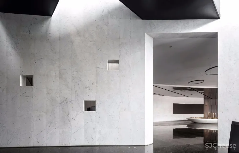 新作 | 唐忠汉:静美大地灰,错叠趣味的虚实与空灵