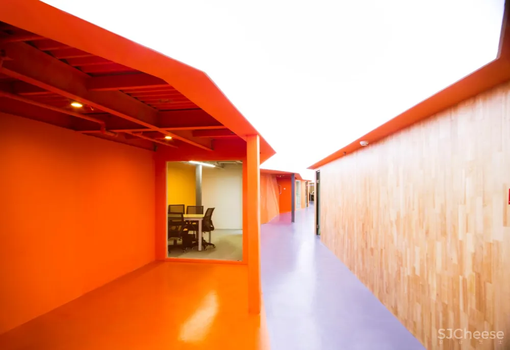 彩色盒子办公空间 / hyperSity