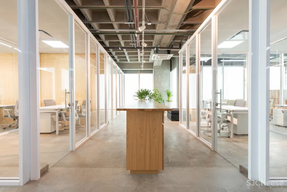 名创优品墨西哥办公空间 / Grupo Lateral Arquitectura y Construcción