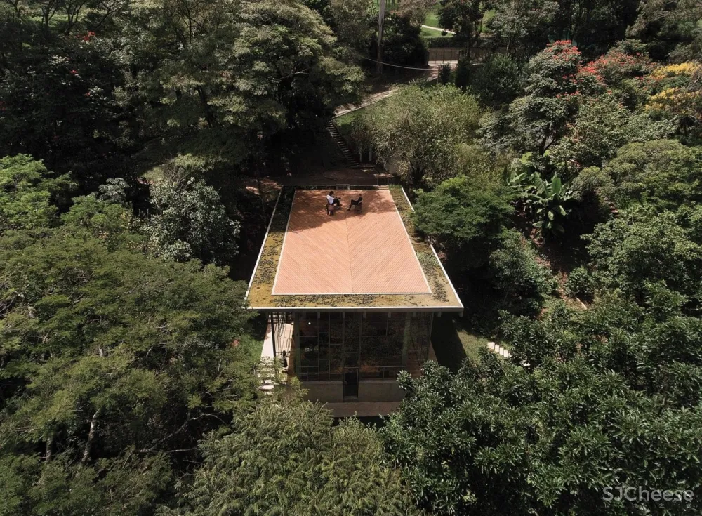 首发 | ATELIER BRANCO:隐匿在绿色森林之中的巴西图书馆