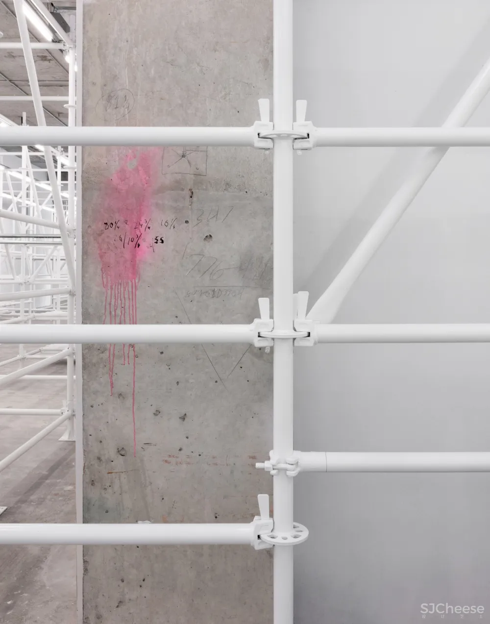 最新 | Jordana Maisie:布满白色脚手架的纽约服装精品店