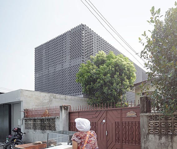 泰国镂空混凝土砖住宅 / all(zone)