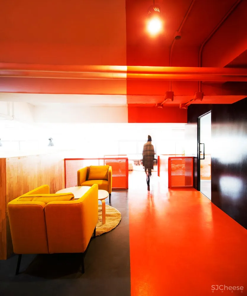 彩色盒子办公空间 / hyperSity