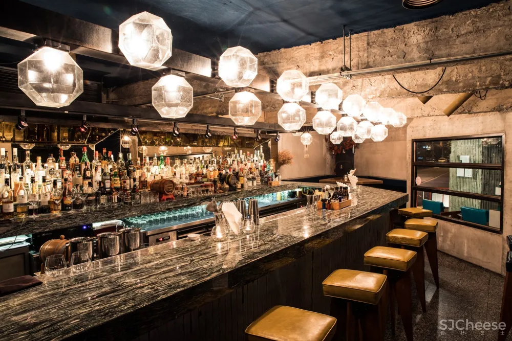 “过时的”混凝土泰国餐厅 / Lump