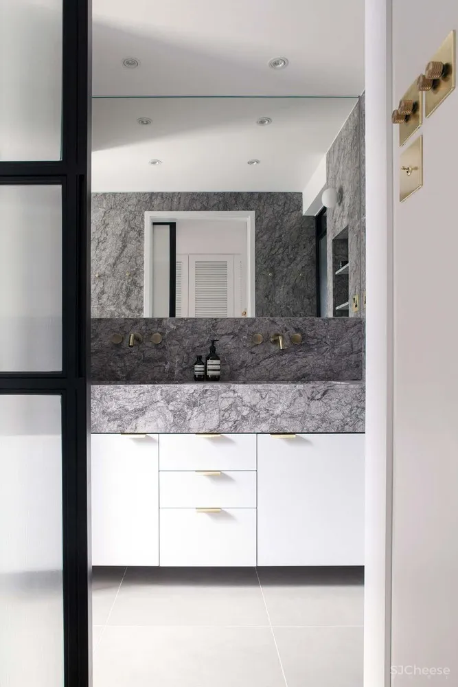 香港鲗鱼涌住宅 / 林子設計