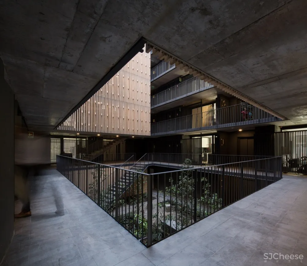 Talhouk + Arquitectos Asociados:智利工业风公寓楼 Echenique 46 Building