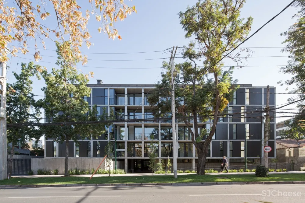 Talhouk + Arquitectos Asociados:智利工业风公寓楼 Echenique 46 Building