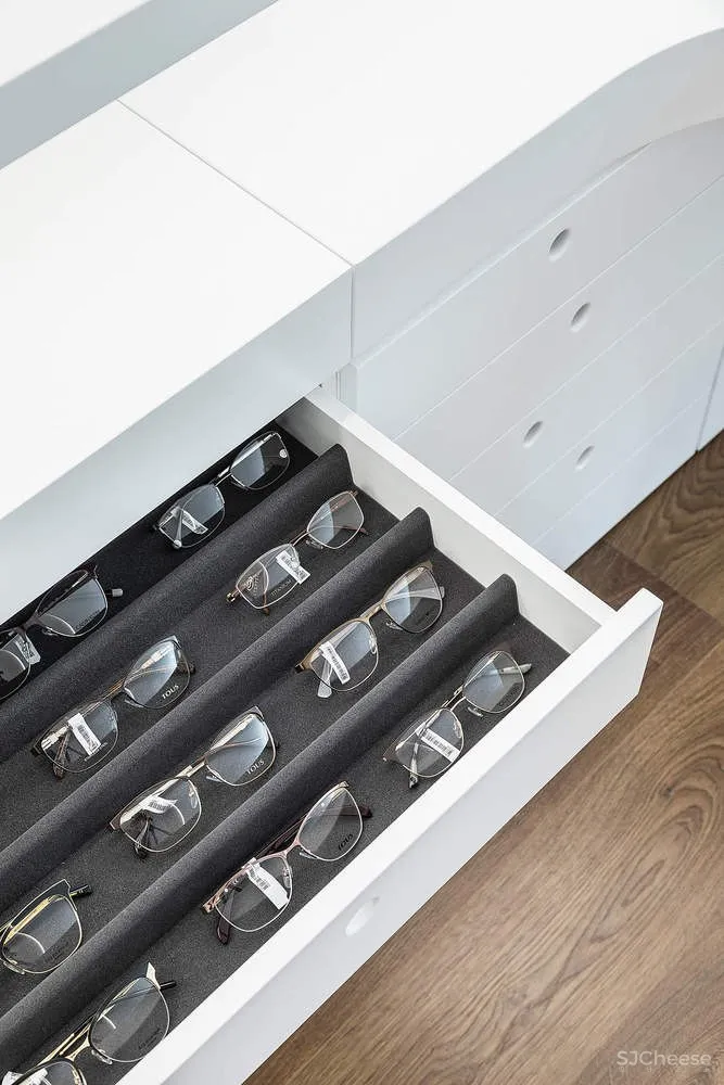 首发 | Tsou Arquitectos:明亮线条眼镜店 Optical Pitaes