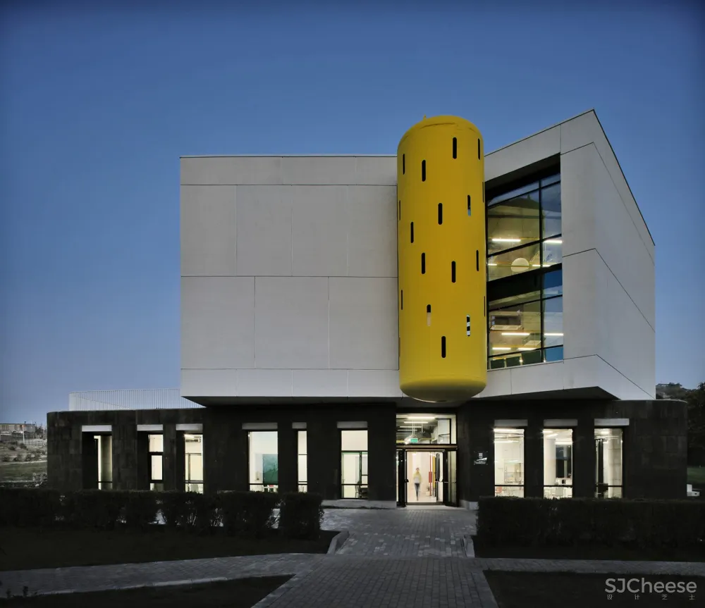 Ayb中学教学楼C座,亚美尼亚 / Storaket Architectural Studio