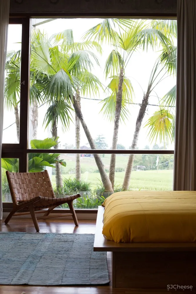 巴厘岛私宅,混凝土与木融入自然风景 / Patishandika