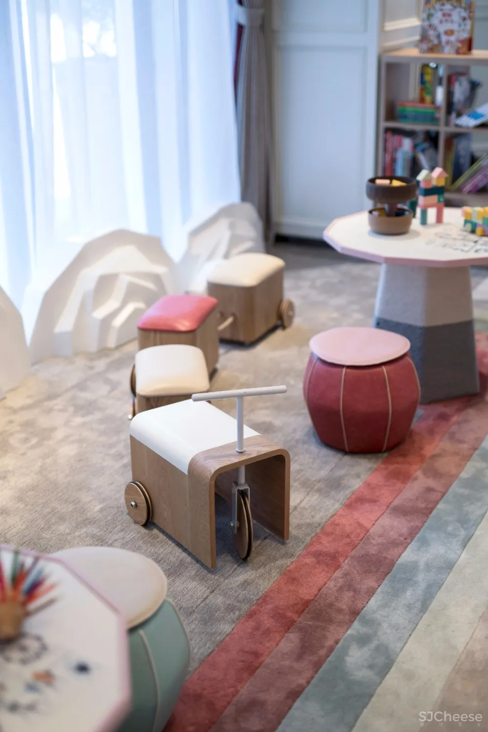 以“下午茶”为氛围主题丨营造出古典英伦风与现代摩登感交织共映的售楼空间