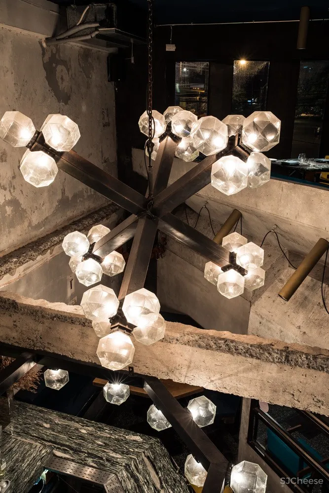 “过时的”混凝土泰国餐厅 / Lump