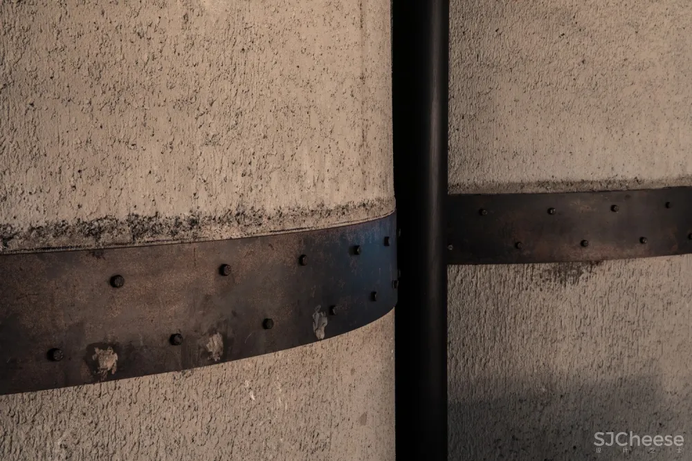 “过时的”混凝土泰国餐厅 / Lump