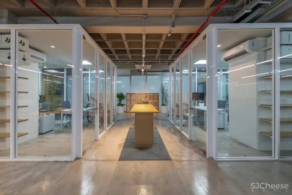 名创优品墨西哥办公空间 / Grupo Lateral Arquitectura y Construcción