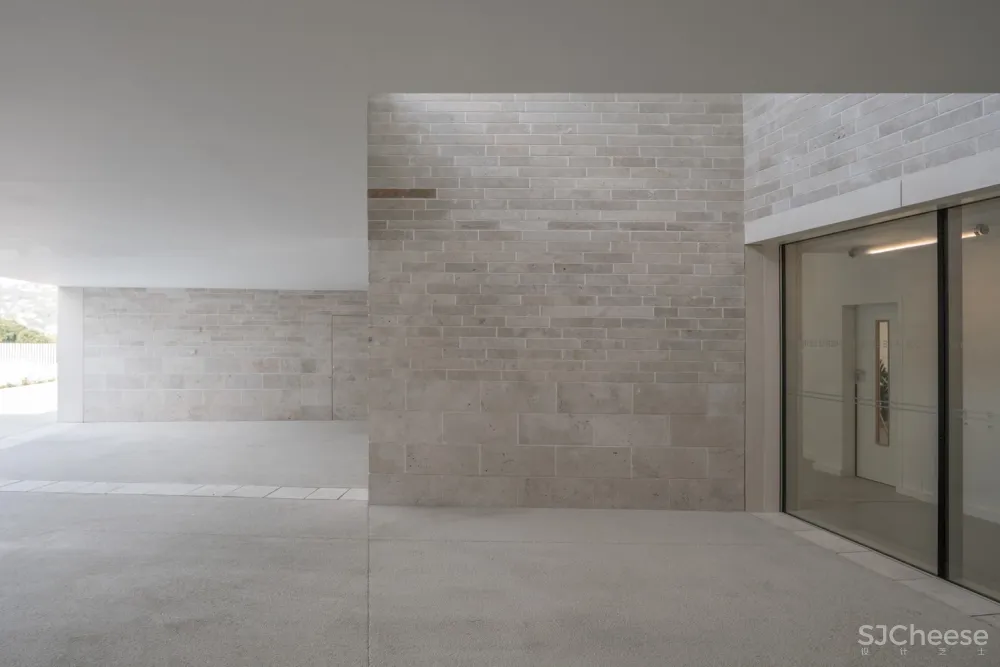 罗米莉公立学校 / Stéphane Fernandez - SARL atelier fernandez&serres