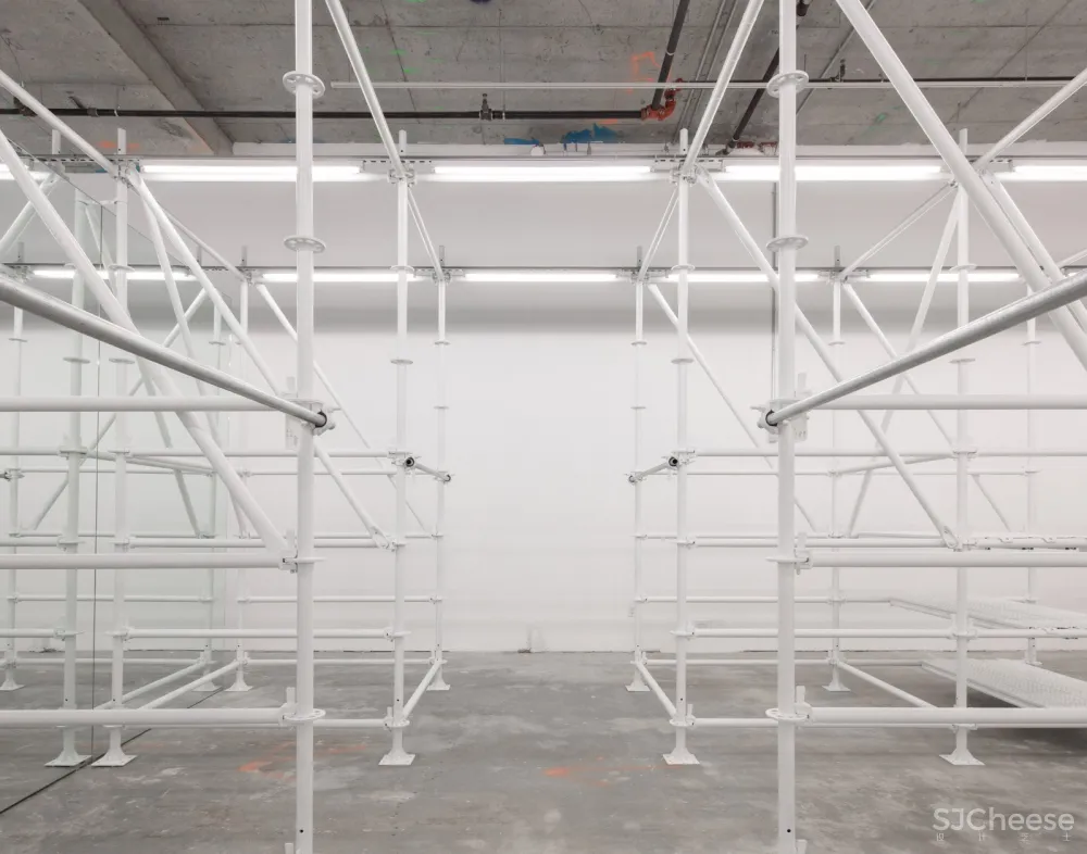 最新 | Jordana Maisie:布满白色脚手架的纽约服装精品店