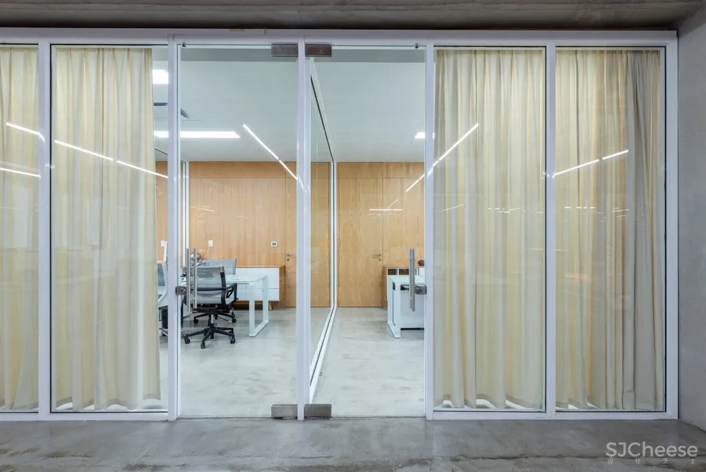 名创优品墨西哥办公空间 / Grupo Lateral Arquitectura y Construcción