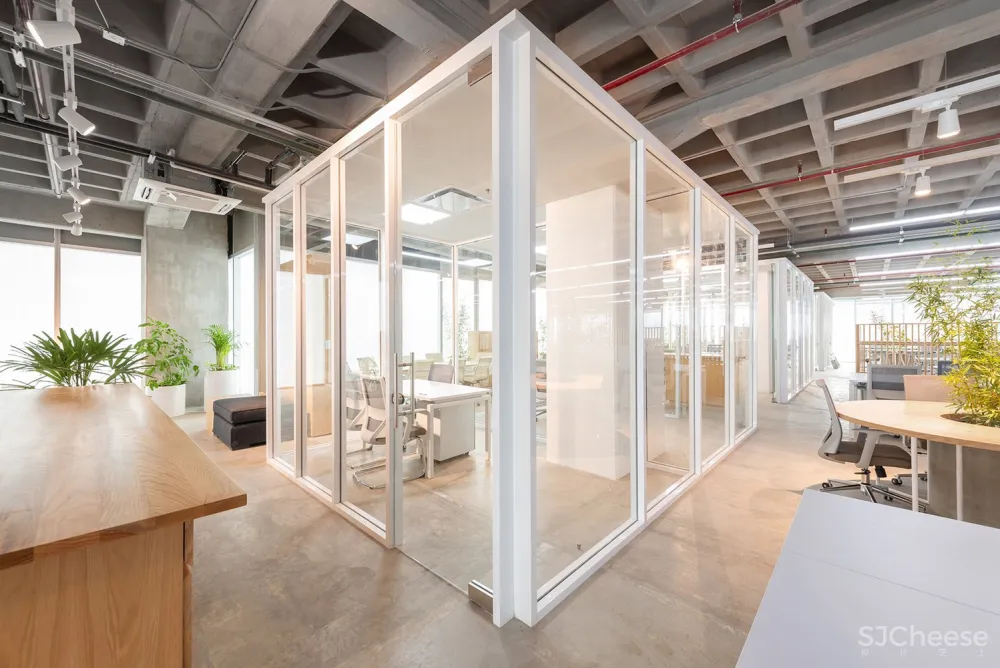 名创优品墨西哥办公空间 / Grupo Lateral Arquitectura y Construcción