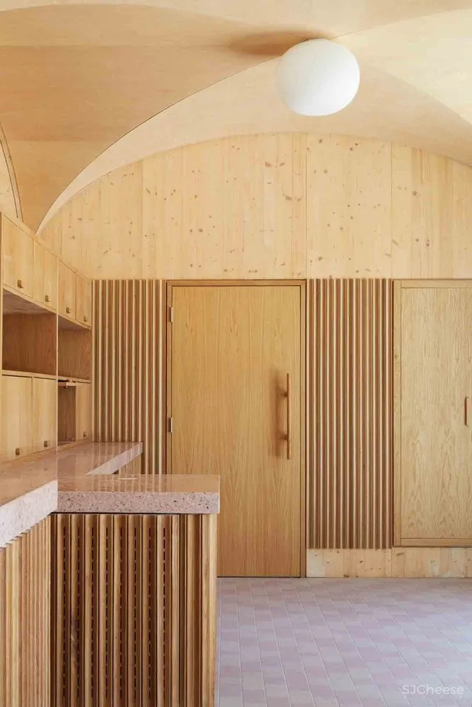 首发 | Morris+Company:充满阳光的拱形轻木餐厅