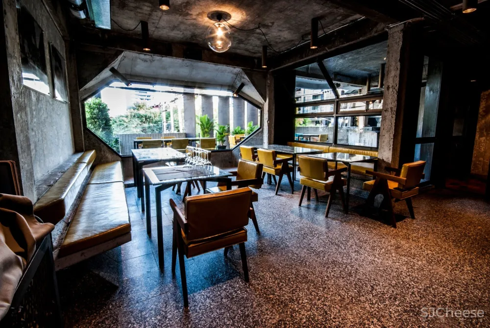 “过时的”混凝土泰国餐厅 / Lump