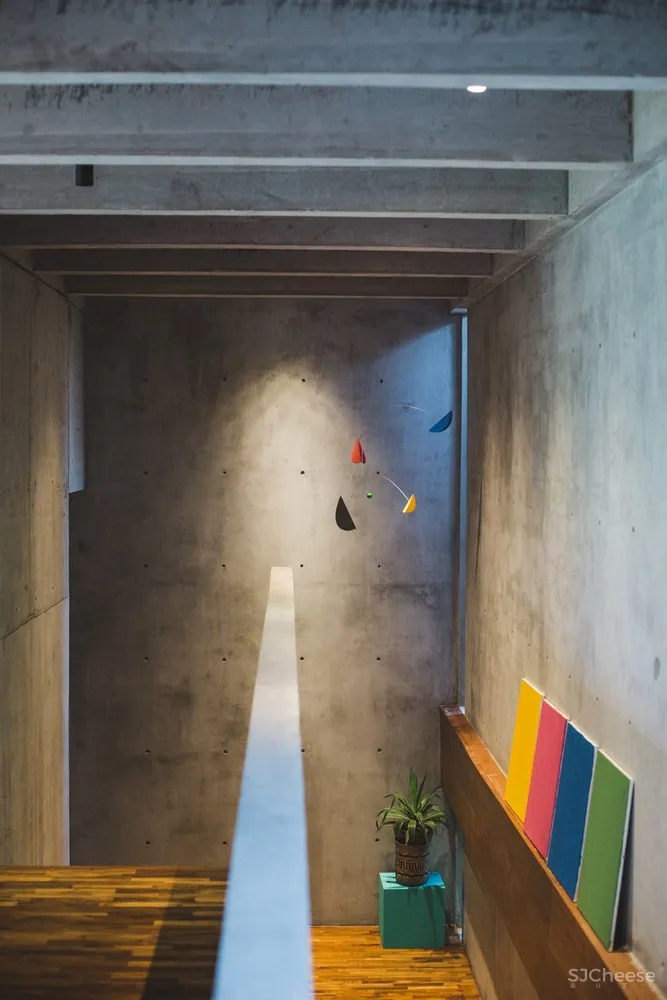 巴厘岛私宅,混凝土与木融入自然风景 / Patishandika