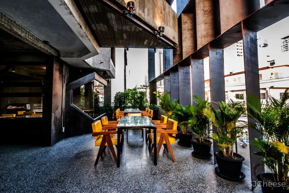 “过时的”混凝土泰国餐厅 / Lump