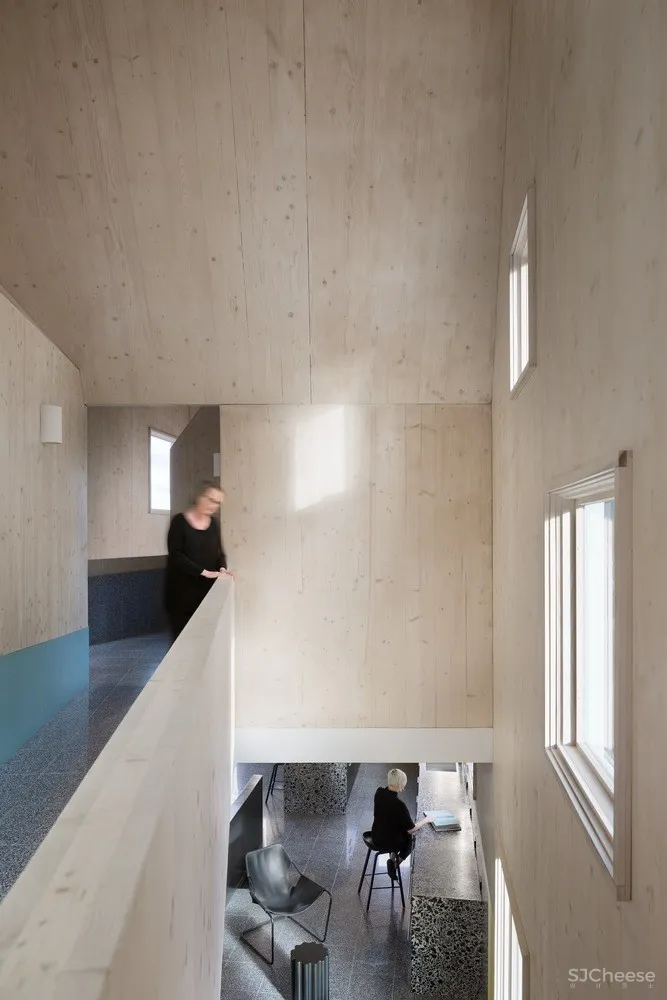 山墙屋顶住宅,美国仅有两座交叉叠层木材住宅之一 / MALL