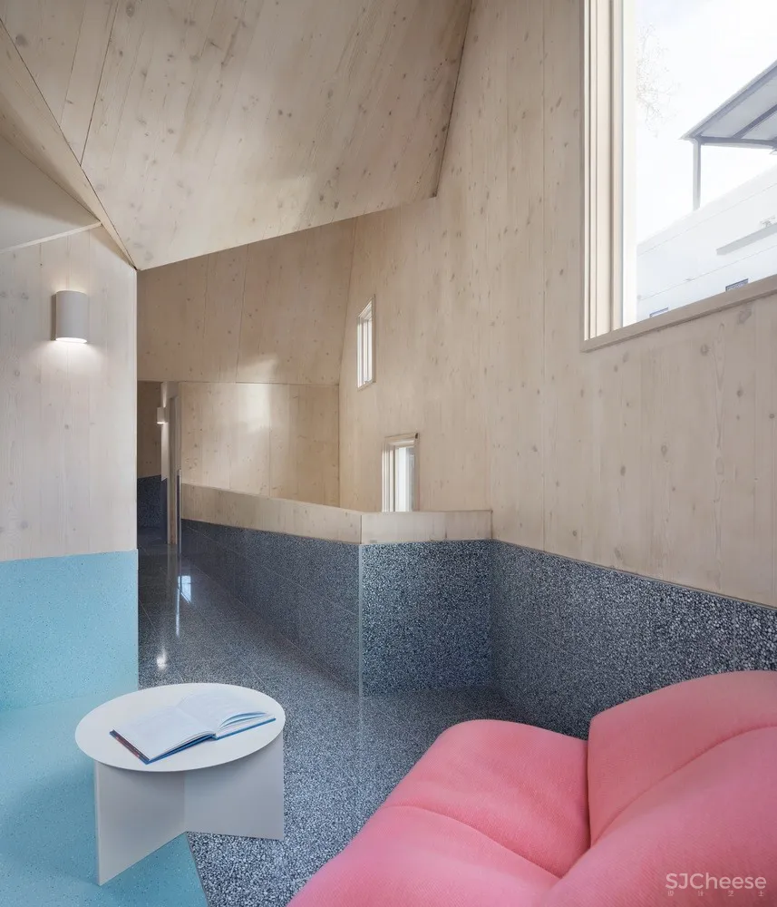 山墙屋顶住宅,美国仅有两座交叉叠层木材住宅之一 / MALL