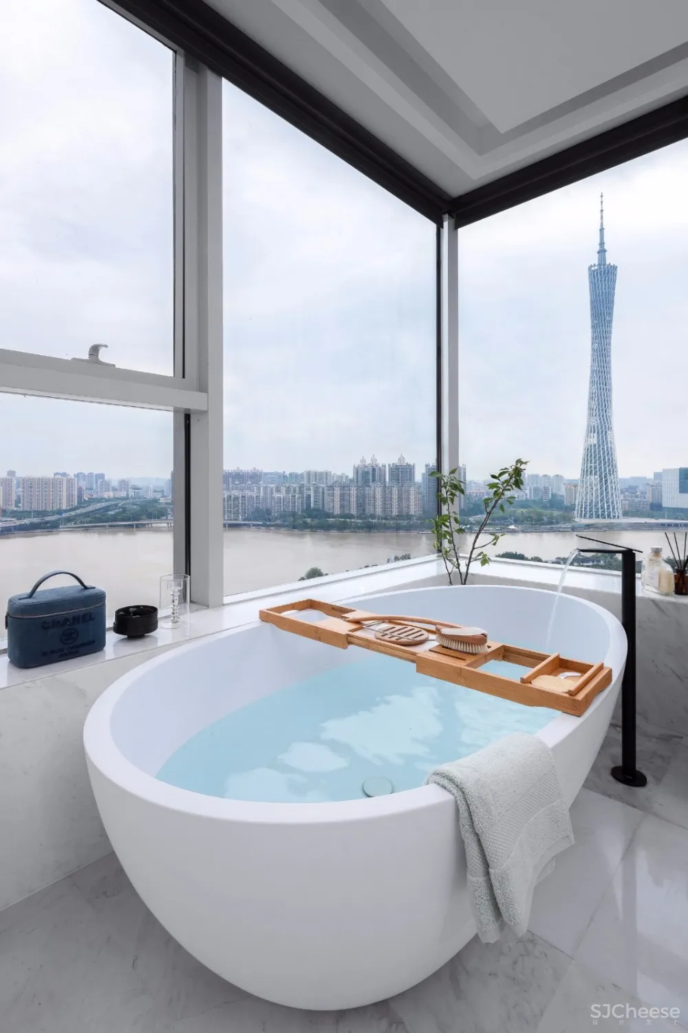 新作| 广州 500m² 大平层无敌江景奢宅，对望广州塔，超大空中泳池！