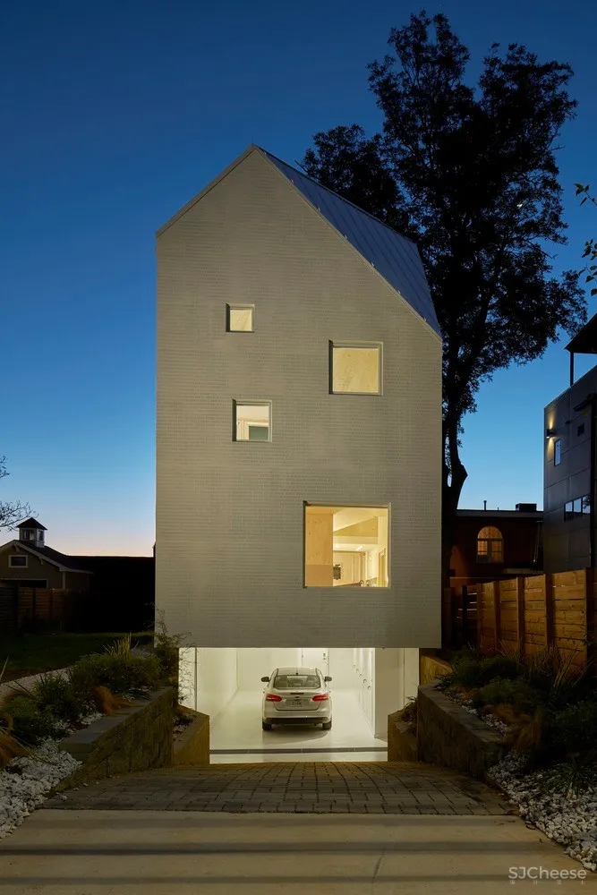 山墙屋顶住宅,美国仅有两座交叉叠层木材住宅之一 / MALL