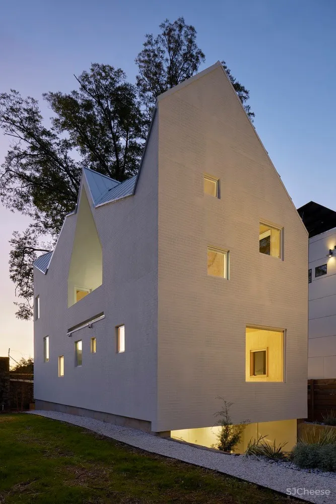 山墙屋顶住宅,美国仅有两座交叉叠层木材住宅之一 / MALL