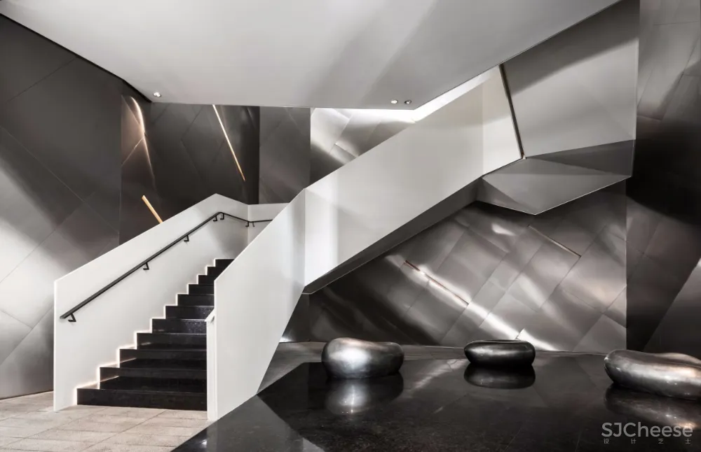 新作 | 唐忠汉:静美大地灰,错叠趣味的虚实与空灵