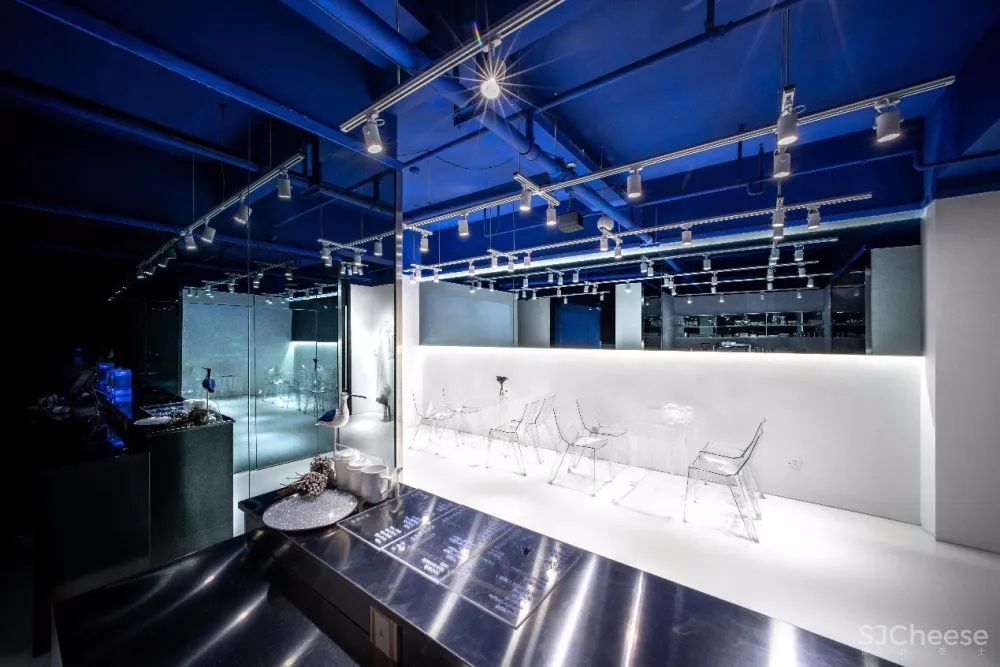 这个蓝色的咖啡馆丨属于大海也属于天空