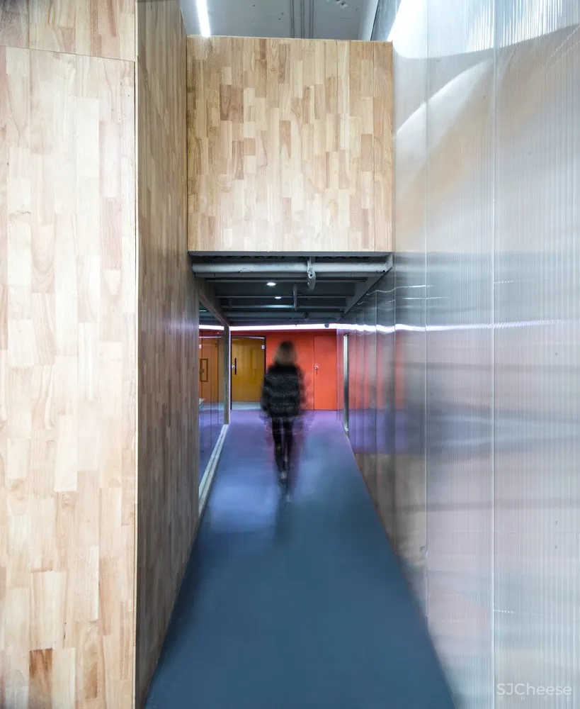 彩色盒子办公空间 / hyperSity