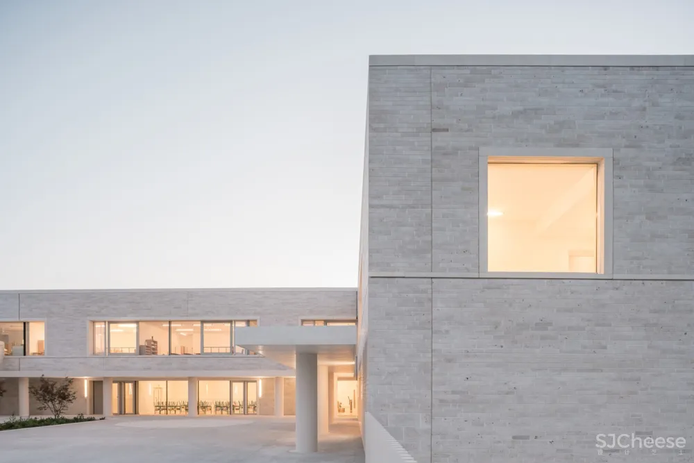 罗米莉公立学校 / Stéphane Fernandez - SARL atelier fernandez&serres