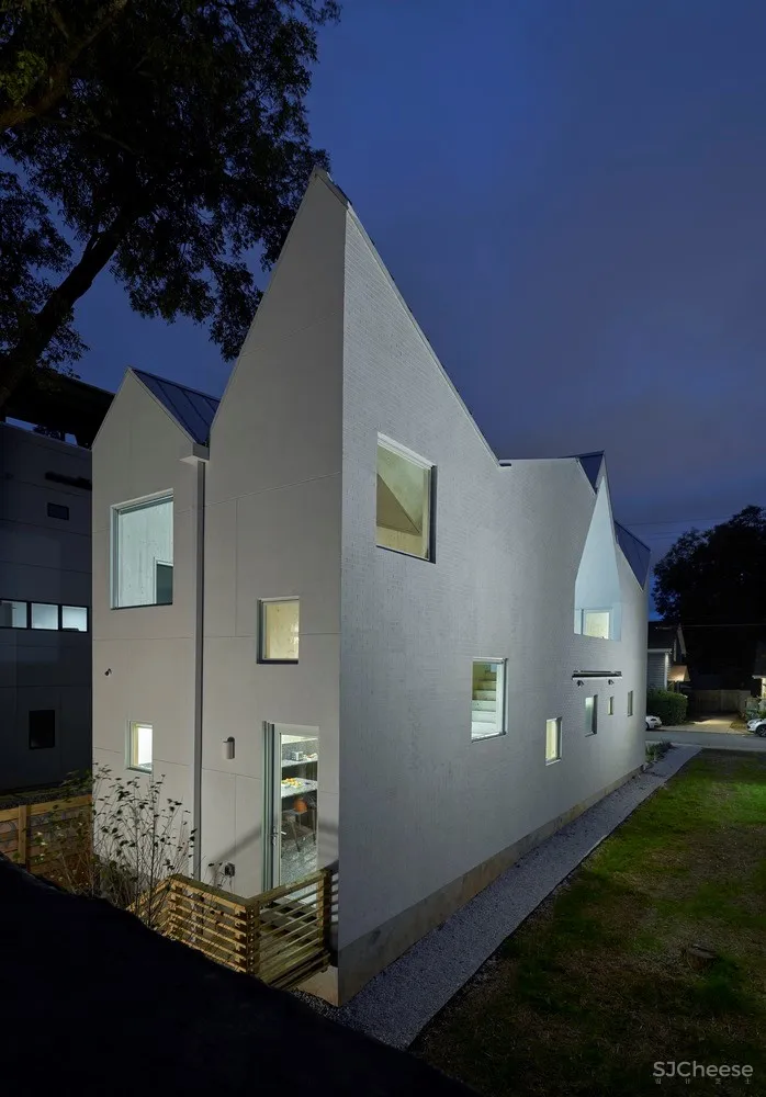 山墙屋顶住宅,美国仅有两座交叉叠层木材住宅之一 / MALL