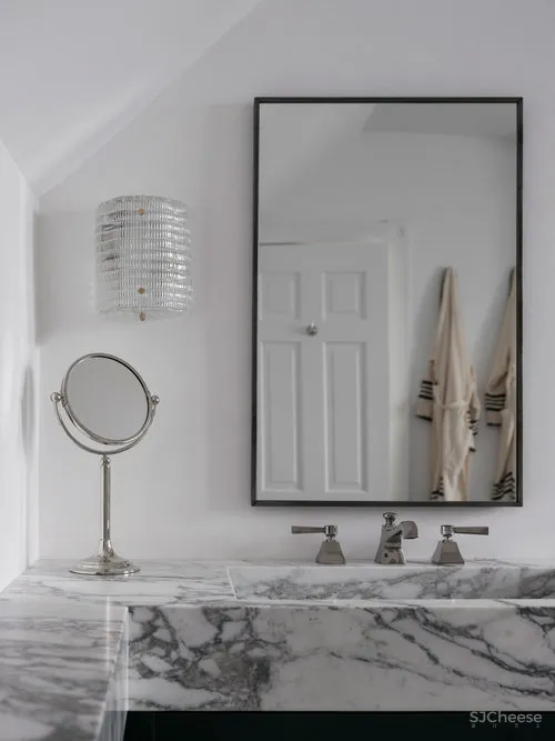 Phoebe Nicol | 精致现代风外壳下的欧洲经典