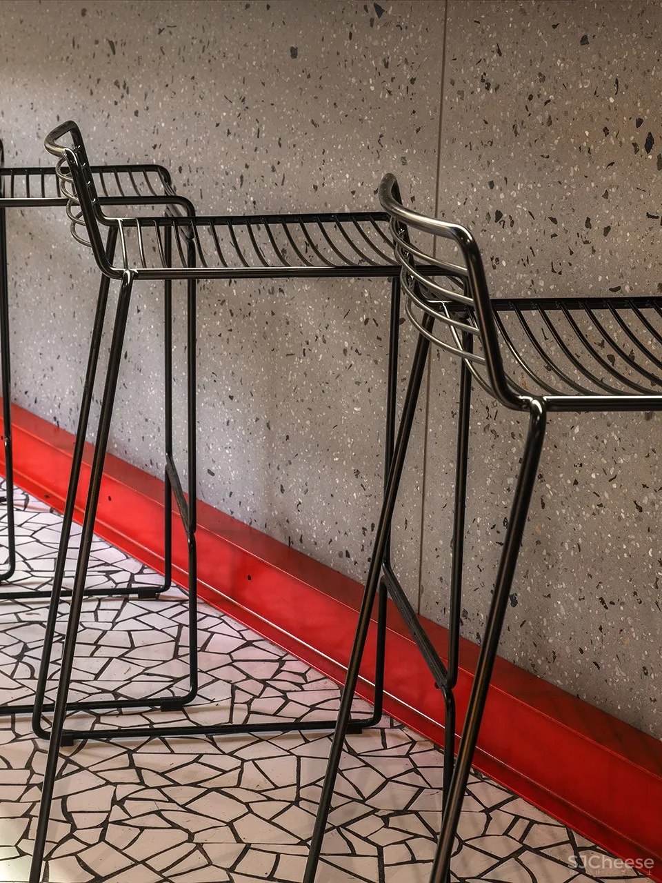 红色楼梯与盆栽打造地下舒适空间，莫斯科 Pizza 22披萨店 Architecture bureau DA