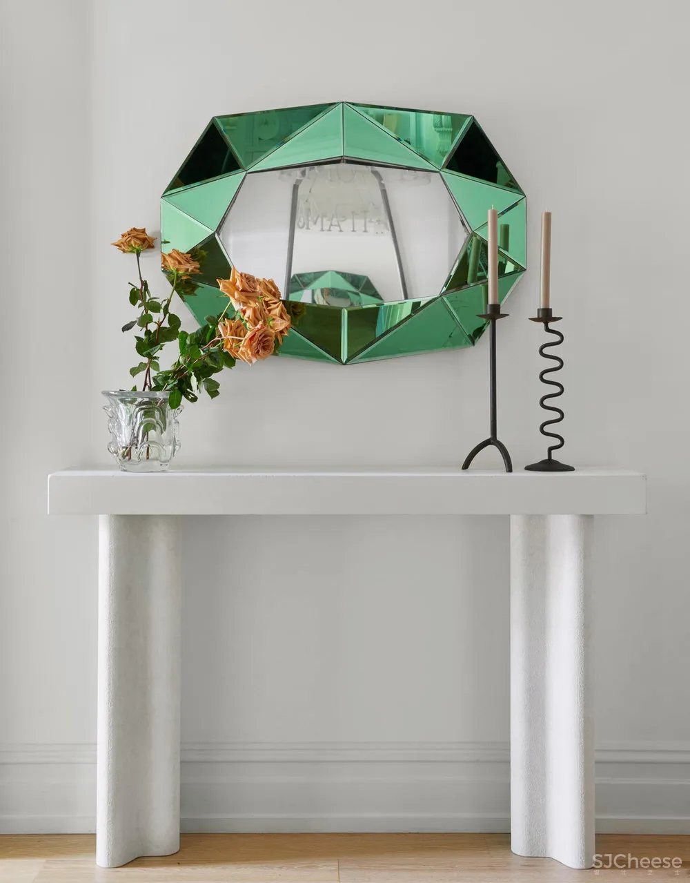 Phoebe Nicol | 精致现代风外壳下的欧洲经典