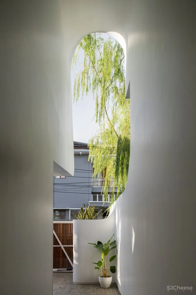 哈里曼住宅，内置庭院的纯白住宅／W Office