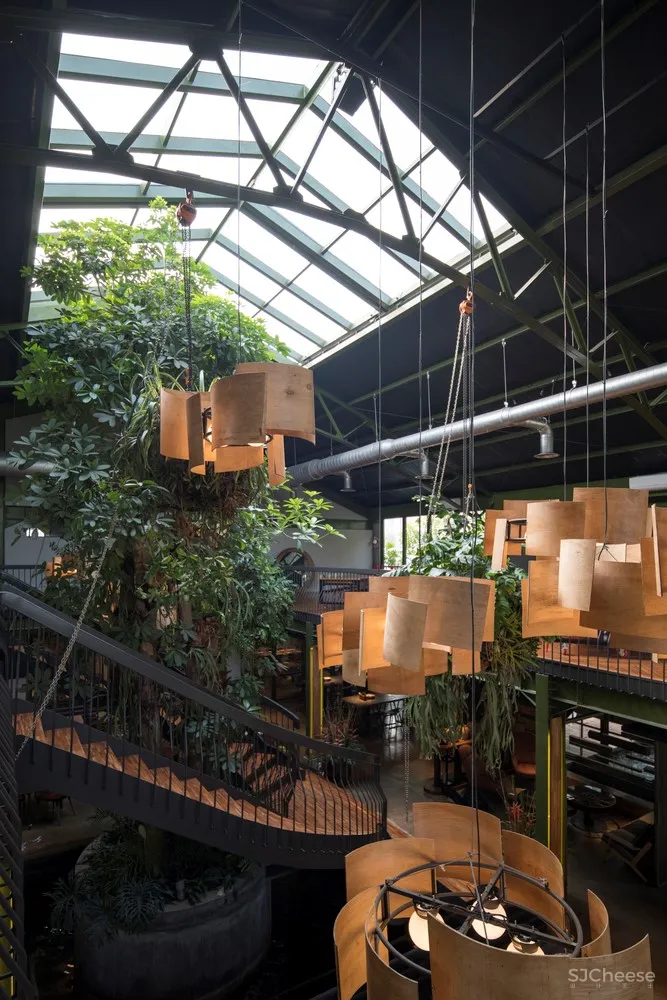 Kayu Kayu 餐厅,为木匠设计的木质食堂 / W Office