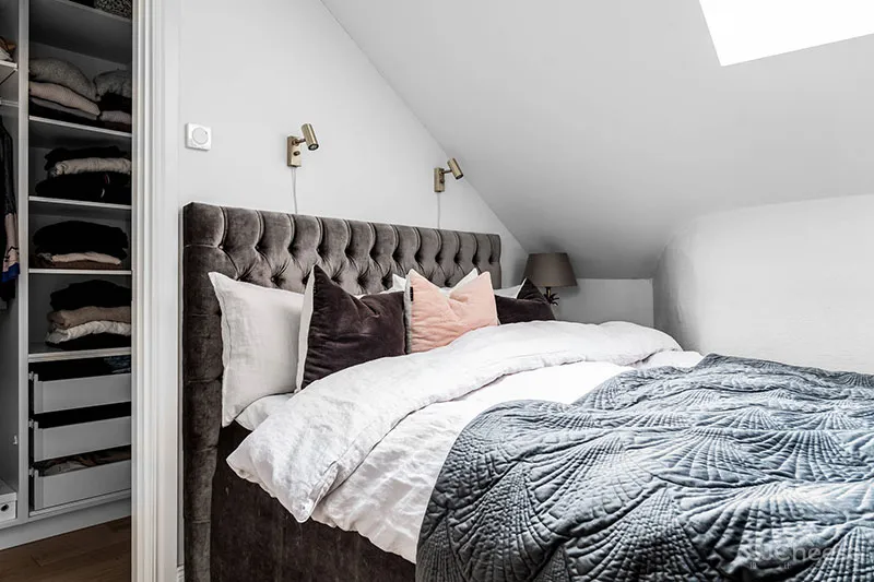 蓝色沙发和螺旋楼梯：斯德哥尔摩61㎡双层公寓