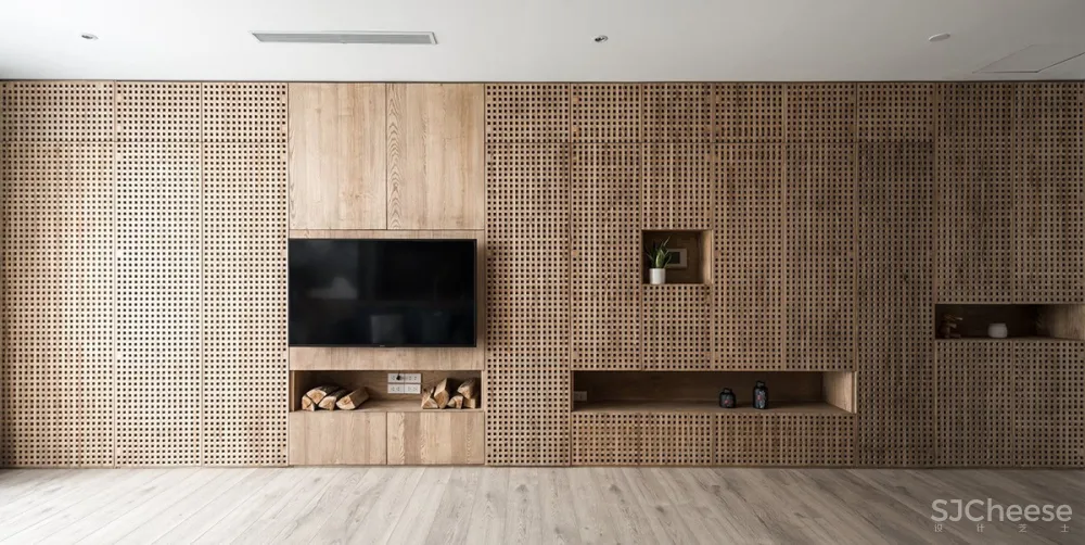 130㎡的住宅丨用 2.9 万块木头贴墙上